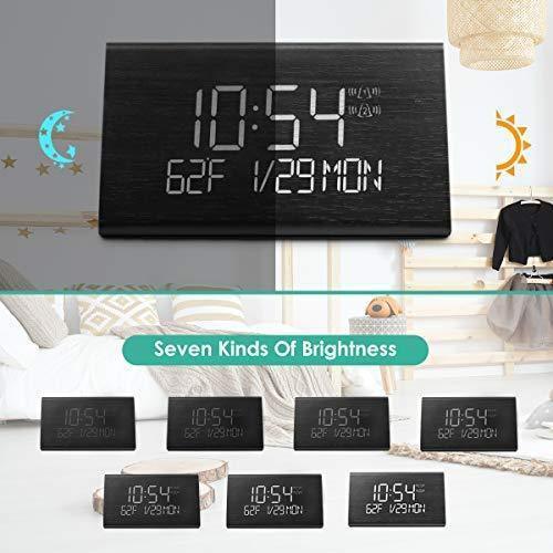 Reloj despertador digital de madera con 7 niveles de brillo ajustable, mando de voz eléctrico LED de viaje, reloj despertador triangular...